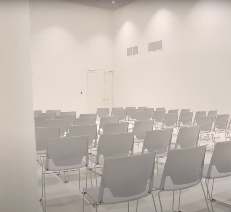 Akustikos suvaldymas konferencinėje erdvėje