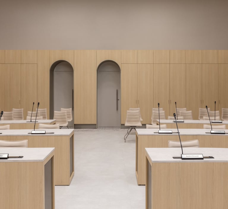 Vinilinė sienų danga ila apklijuotos durys ir viršutinė sienų dalis