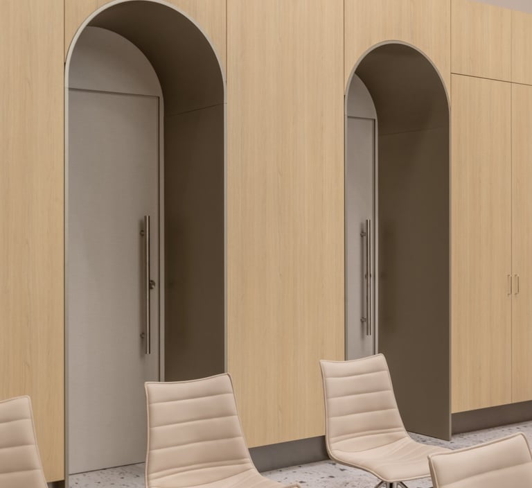 Durys apklijuotos viniline sienų danga