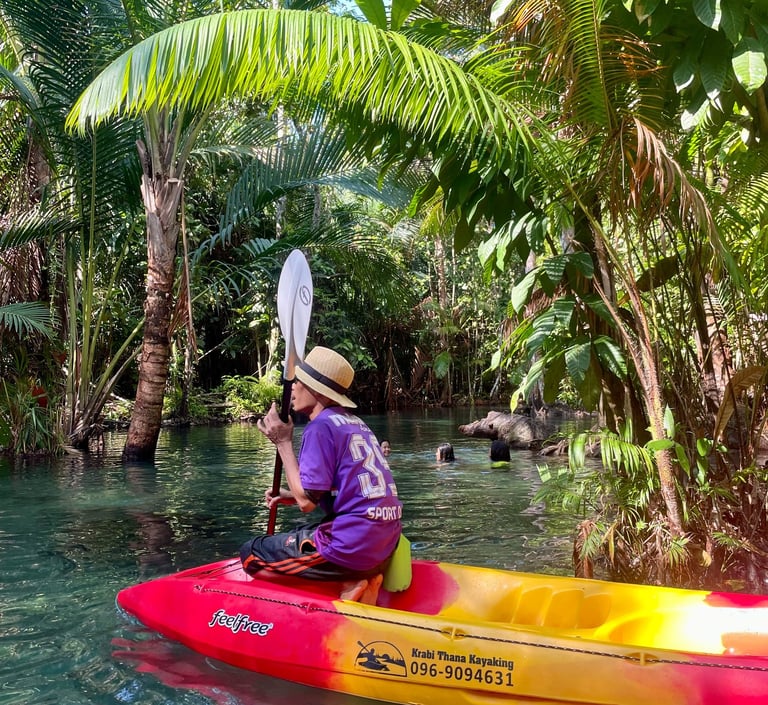 mężczyzna na kajaku Krabi Tajlandia
