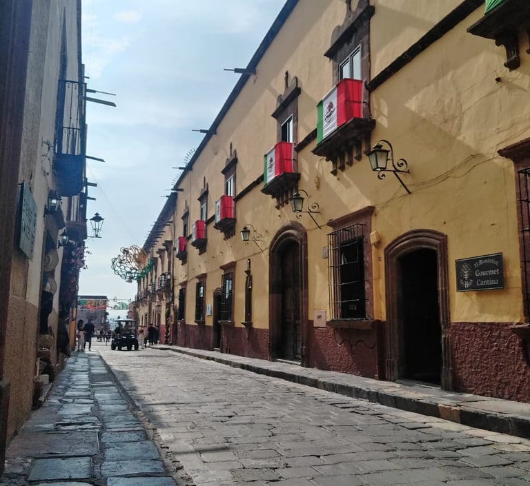 Calle de San Miguel de Allende con festividad de fiestas patrias