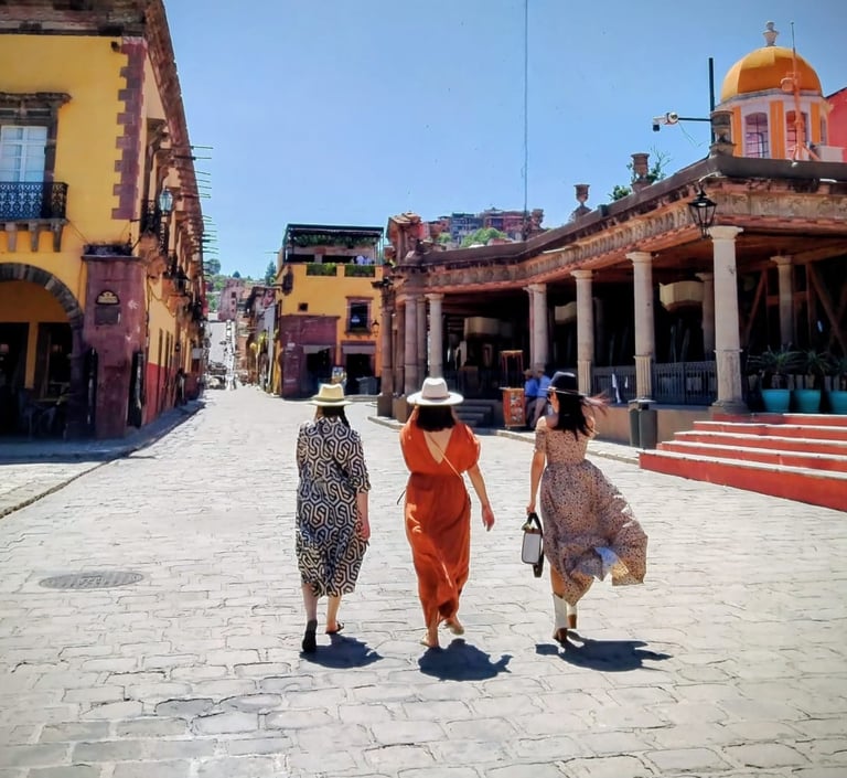 Tres mujeres caminando por calle de San Miguel de Allende