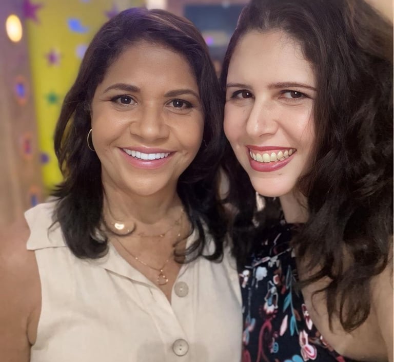 Imagem mostra duas professoras que organizam o intercâmbio na Inglaterra