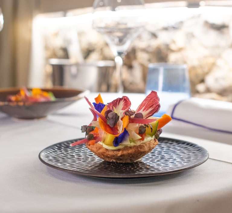 Entrée tartelette de parmesan et petits légumes