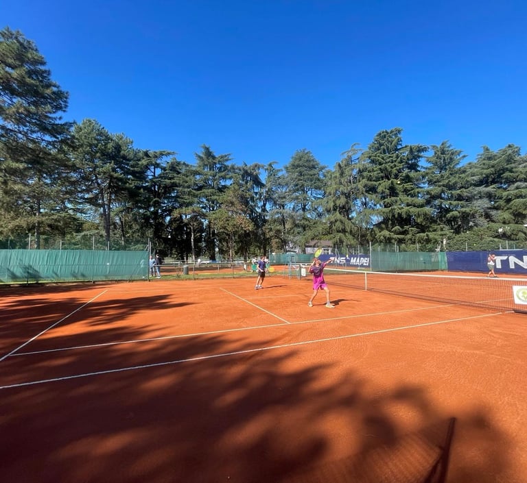 Campo da tennis in terra rossa presso il Centro Tennis Aeronautica, Milano.