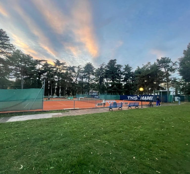Campo da tennis in terra rossa presso il Centro Tennis Aeronautica, Milano.