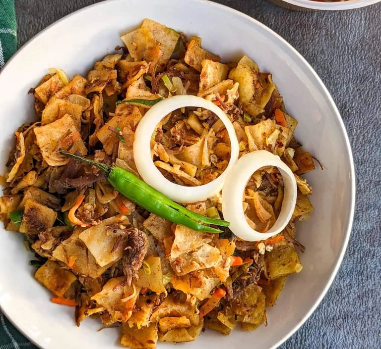 Plat sri-lankais Kottu bœuf fait maison au restaurant Les 3 Roses à Nevers