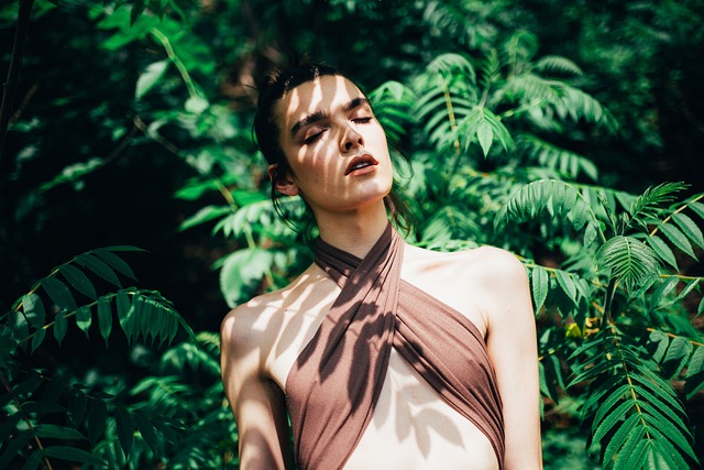 Un jeune homme qui porte une tenue de femme et ferme les yeux