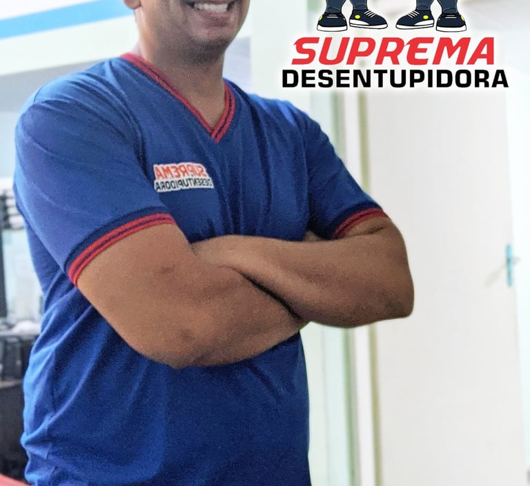 técnico da empresa de desentupimento