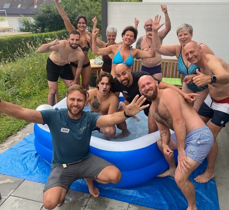 Eine Gruppe von Menschen freut sich über die tollen Effekte des Eisbadens und des Wim Hof Workshops