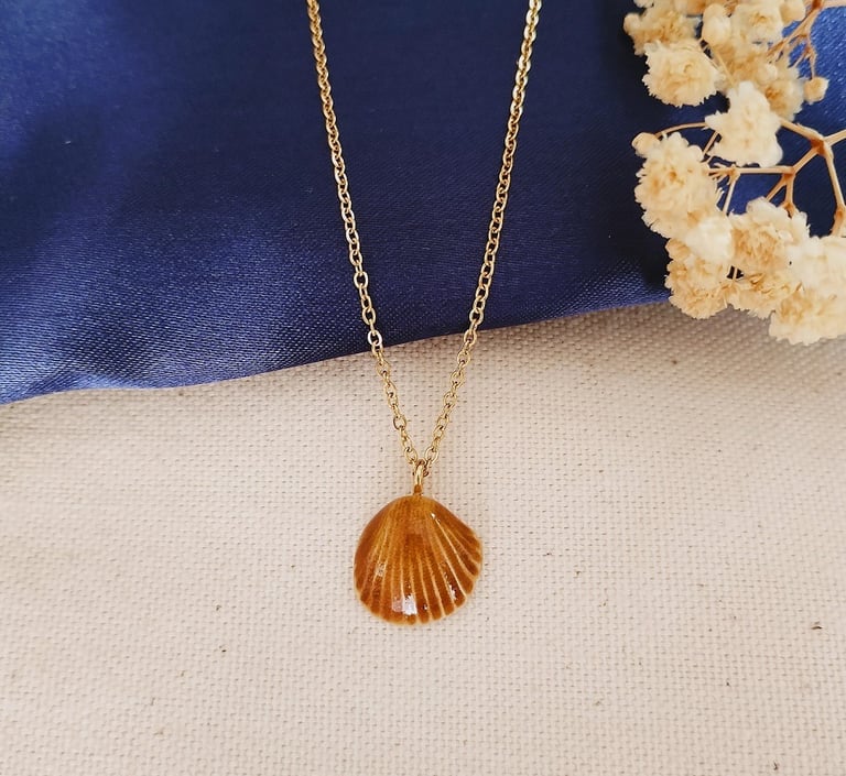 collier avec pendentif en céramique forme coquillage