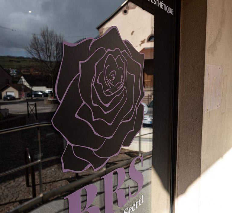 Une fenêtre avec le logo en forme de rose à l'extérieur.