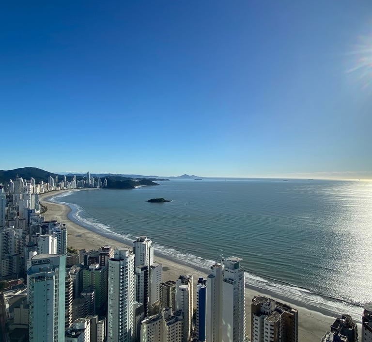 Vista aérea de Balneário Camboriú, ao nascer do sol num dia de céu azul.