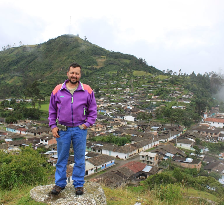 Orlando Feliciano en rescate de Tremarctos ornatus en comunidad andina, Colombia