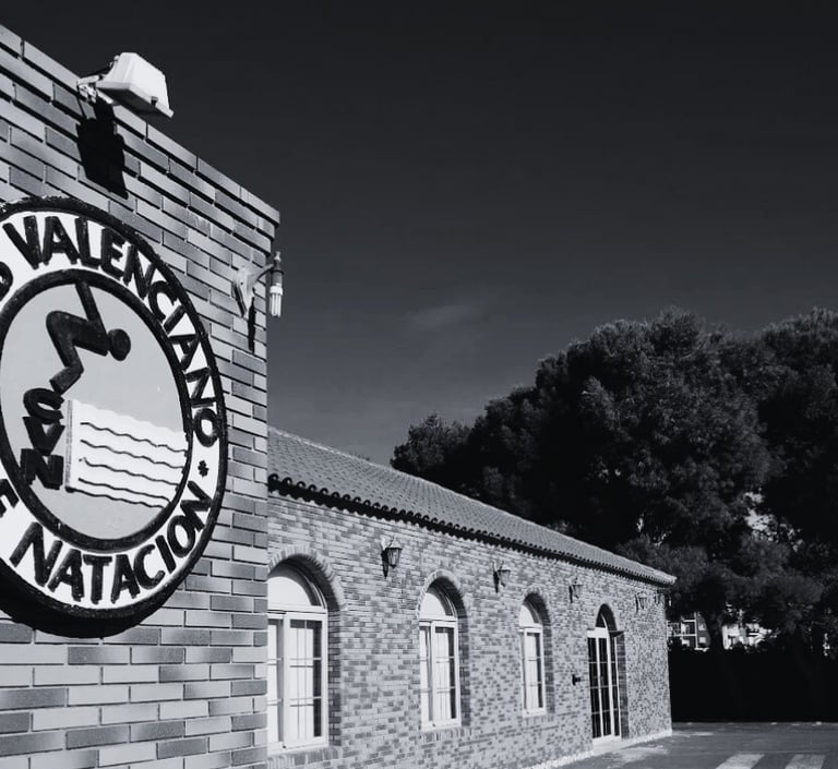 Imagen de la entrada del club valenciano de natación