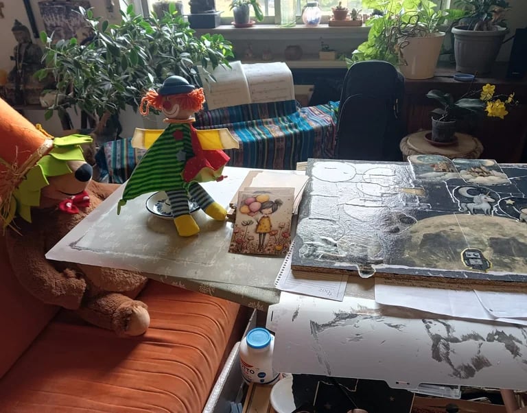 Filosofia creativa, magica postazione con clown di stoffa colorata, orso e quadro materico spaziale. - Guance Rosse