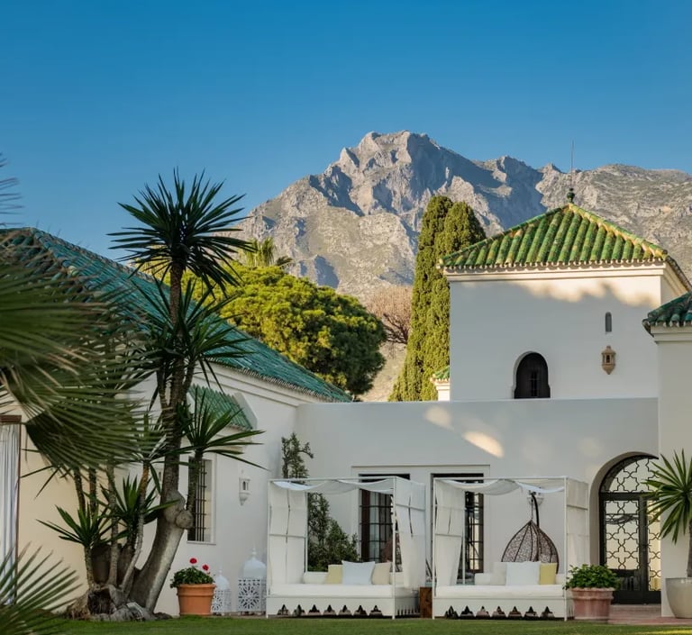 Front view of Villa El Rincon with mountains behind