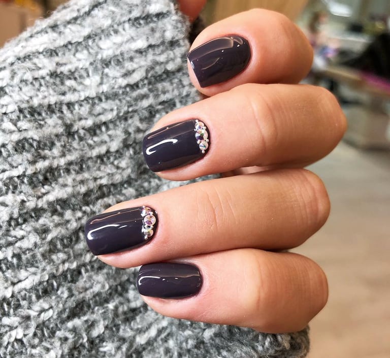 Klientės nagus papuošėme kristalais