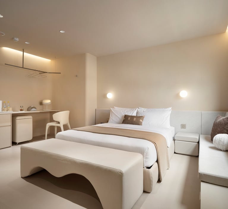 樂爾公寓 LORE Hotel 有窗附浴缸高級雙人房，擁有自然採光與圓角設計，展現無壓感生活美學