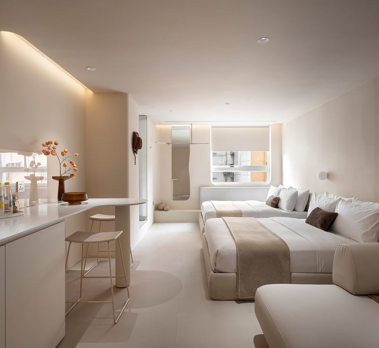 樂爾公寓 LORE Hotel 有窗四人房，寬敞格局搭配柔和色系，是家庭與團體旅遊的理想選擇