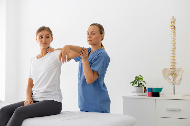 Fisioterapeuta fazendo uma avaliação nos ombros de uma paciente