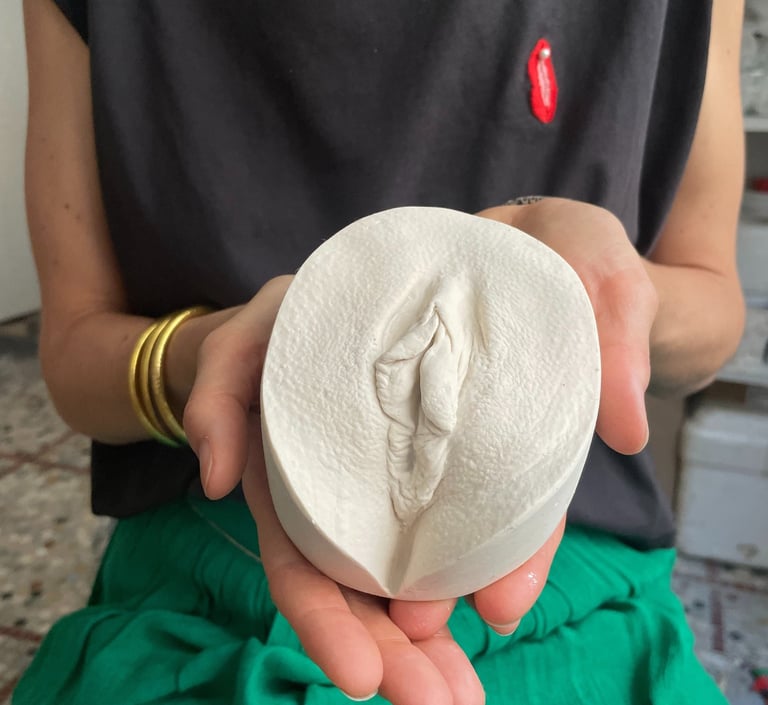 Moulage vulve dans mains - Moulage intime réalisé à Bordeaux