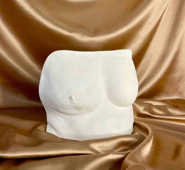 Moulage poitrine sur fond doré - Réalisé à Bordeaux