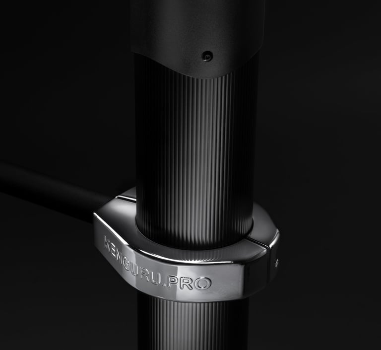 Poteau en aluminium anodisé Kenguru Pro avec colliers de fixation, garantissant robustesse et résistance aux intempéries