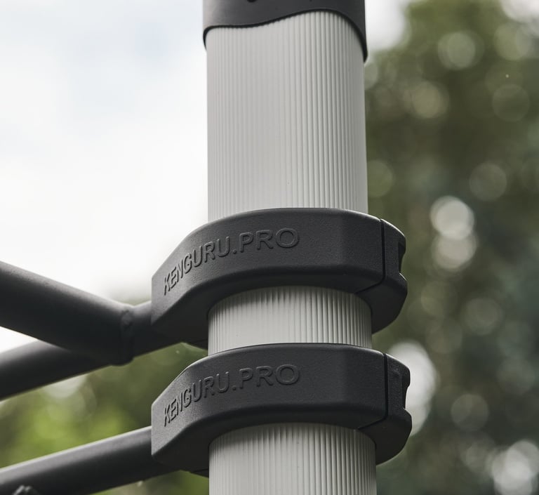 Poteau en aluminium anodisé Kenguru Pro avec colliers de fixation, garantissant robustesse et résistance aux intempéries