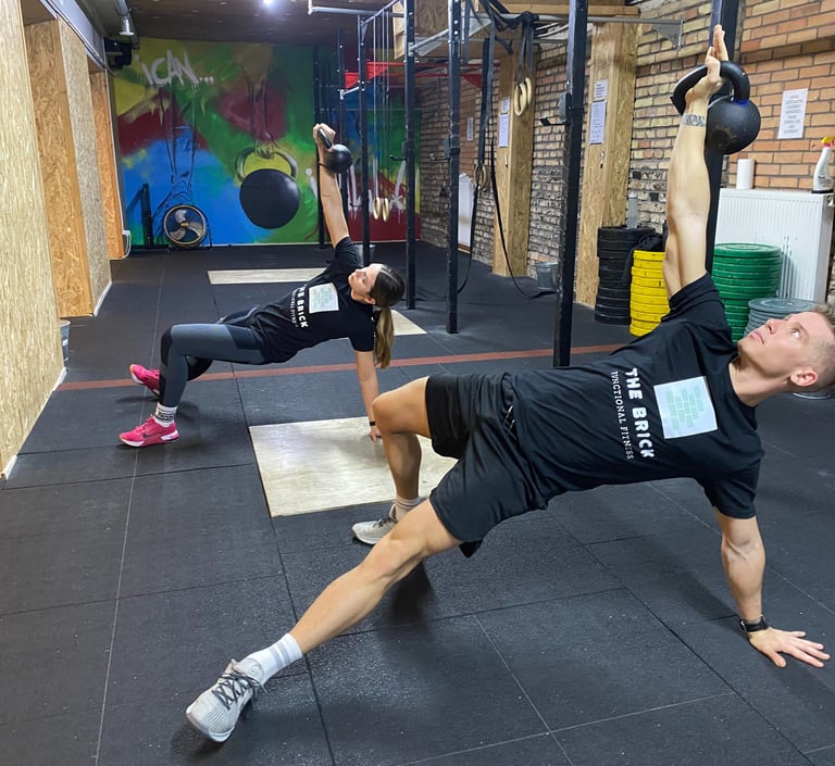 török felülést végez egy férfi és egy nő az edzőteremben