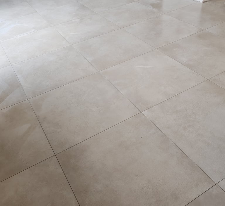 Artisan carreleur à Auchy-Les-Mines intervenant sur une maison neuve