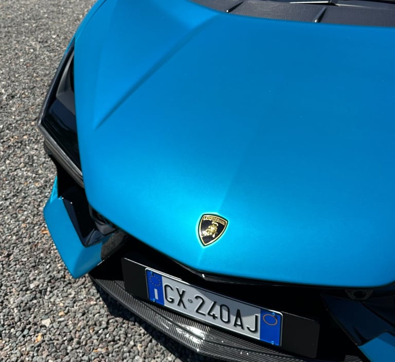 Lamborghini Le Vendeur Automobiles - vidéo YouTube et réseaux sociaux