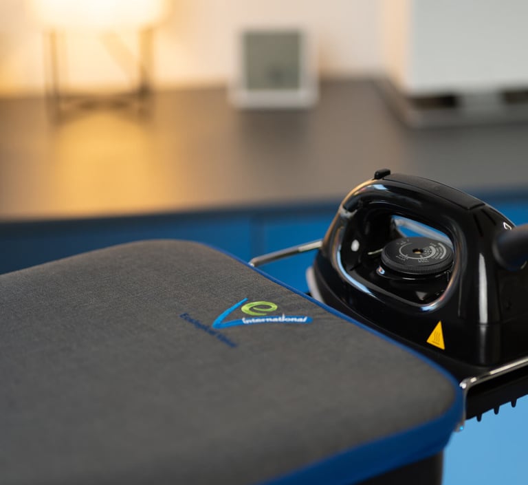 Profesjonalne żelazko parowe EV do stacji Atlantis. Prasowanie koszuli przy użyciu suchej pary. Idealne dla butików i domów.