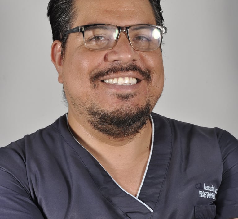 Dr_Leo_Especialista_en_diseño_de_sonrisa_rehabilitacion_oral_implantes_coronas