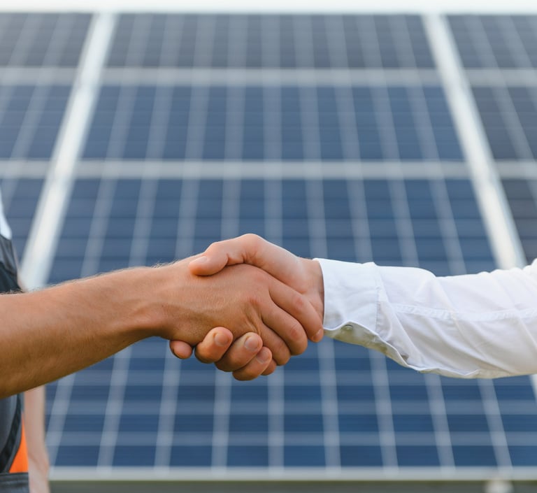 cerrando trato de paneles solares