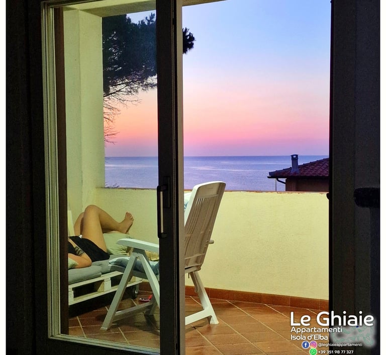 divano in terrazza vista mare