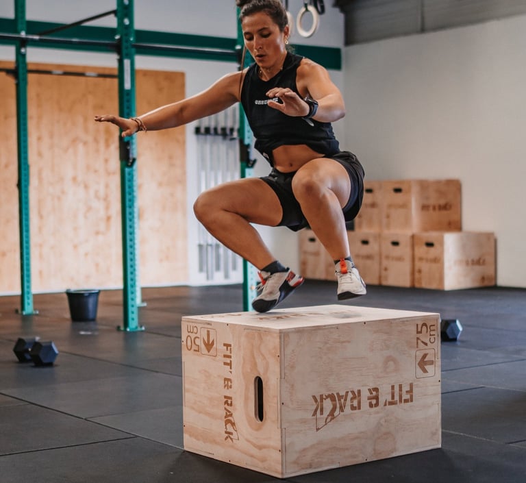 Jeune femme faisant du fitness dans une salle de sport à Pau