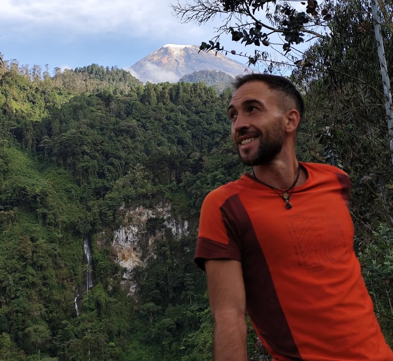 Vista del Cañón del Combeima abriéndose hacia el valle durante el descenso con vista al nevado