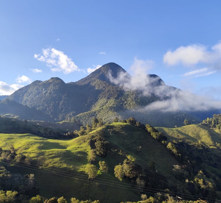 Sendero de alta montaña iluminado por la madrugada en el ascenso hacia Cerro Guambeima