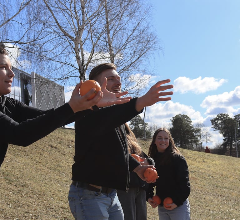 jauni vaikinai gaudo apelsinus