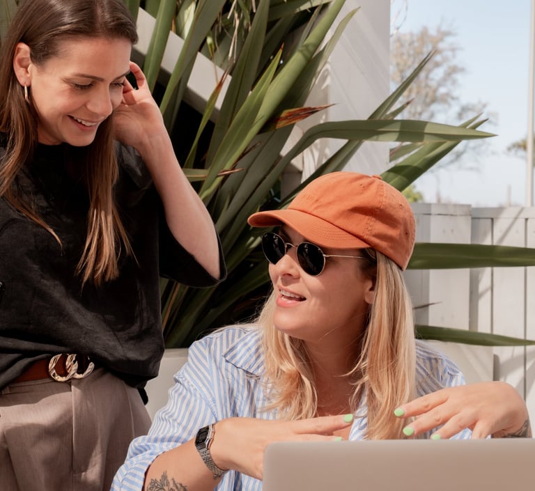 Deux femmes qui brainstorment autour d'un laptop