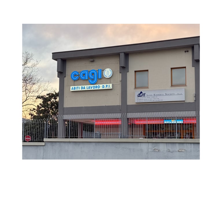 Insegna del negozio Cagiancona, leader in Italia per abbigliamento da lavoro, dispositivi di protezi