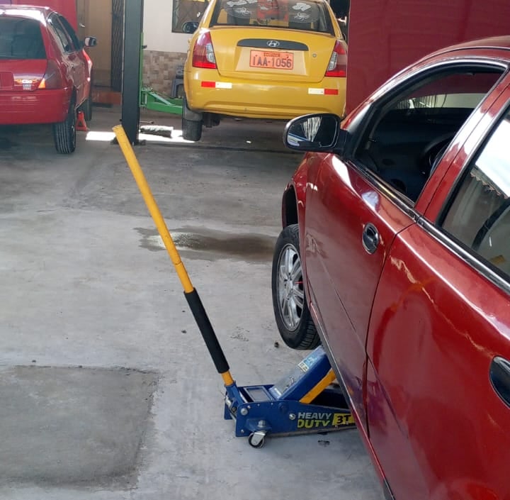 Taxi Hyundai atendido en Tapia Fuertes Automotriz como parte de casos reales de servicio automotriz.