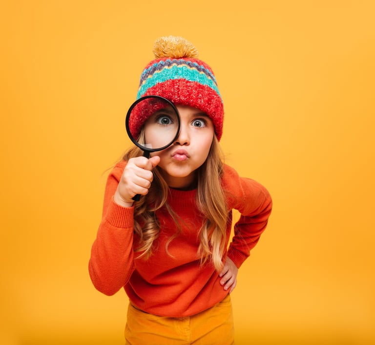 dziewczynka patrząca przez lupę