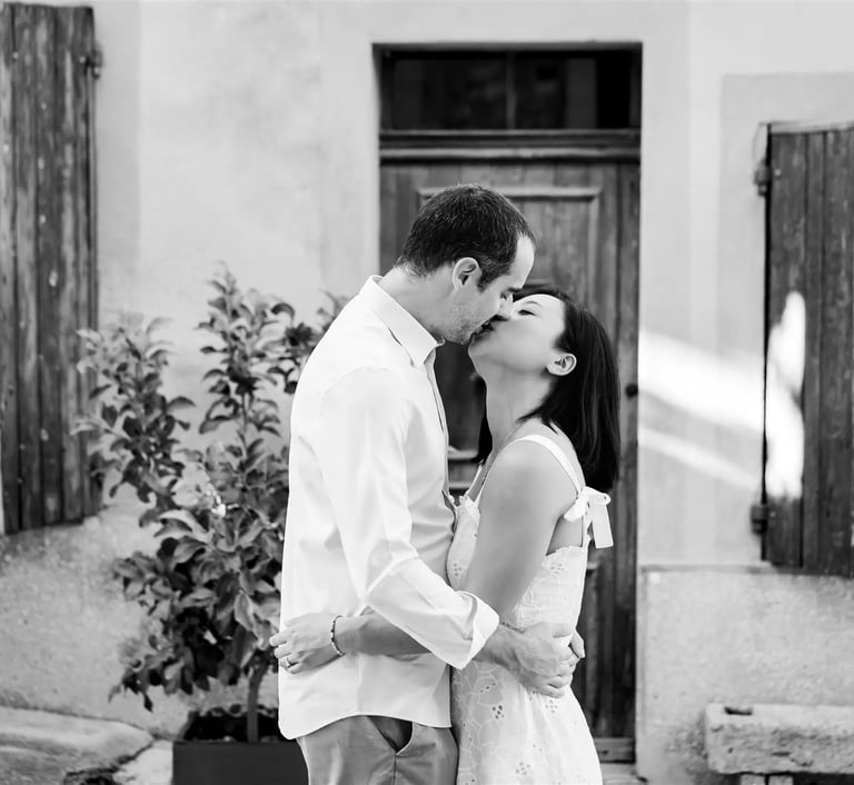 Black and white photo of couple kissing — Provence engagement photographer in village setting