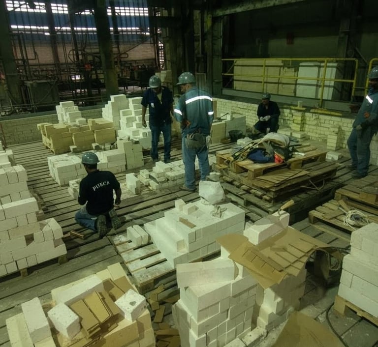 Personal técnico de DAELCA trabajando en la instalación de materiales refractarios