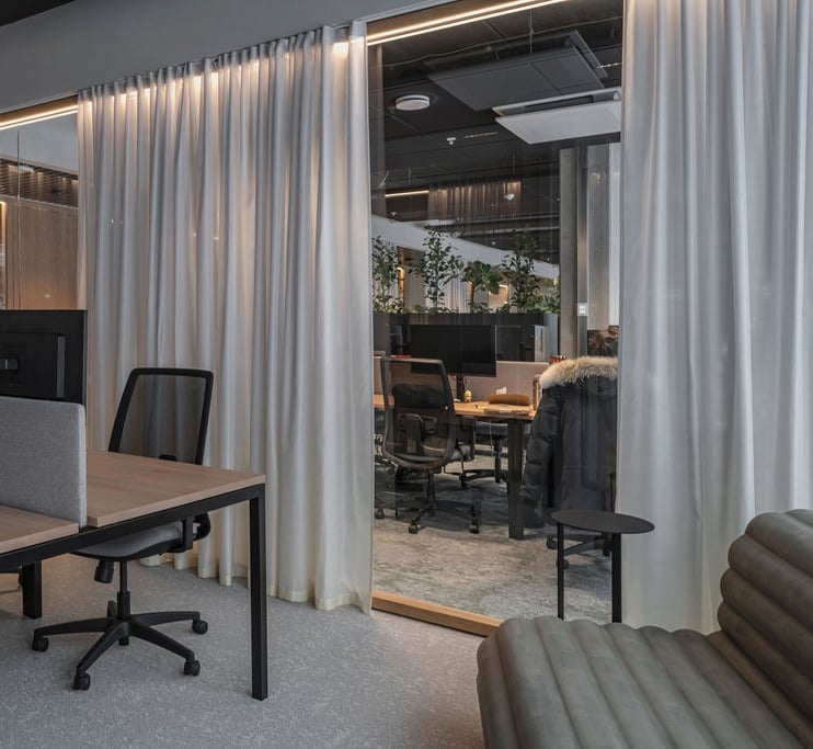 Stiklo pertvarų dengimas akustinėmis užuolaidomis