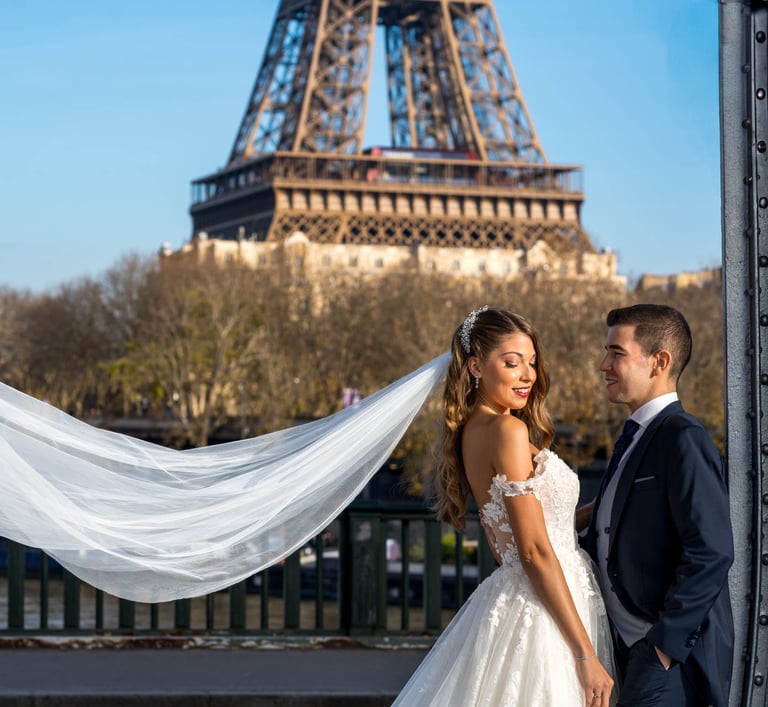 "Pareja heterosexual casada en París, celebrando su boda frente a la Torre Eiffel, disfrutando del amor en su día especial."