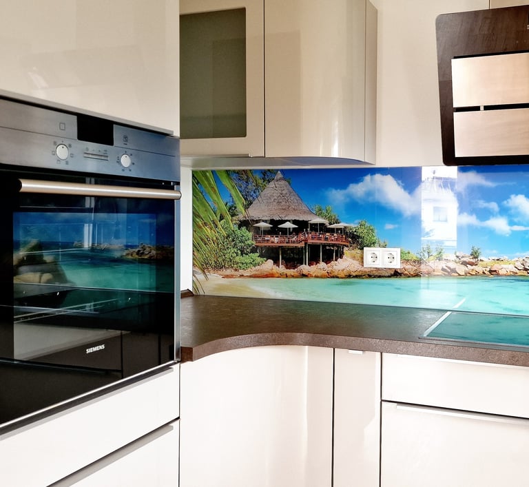 Designer Küche mit hoch gestellten Backoffen & Sicherheitsglas Panoramabild am Kochfeld