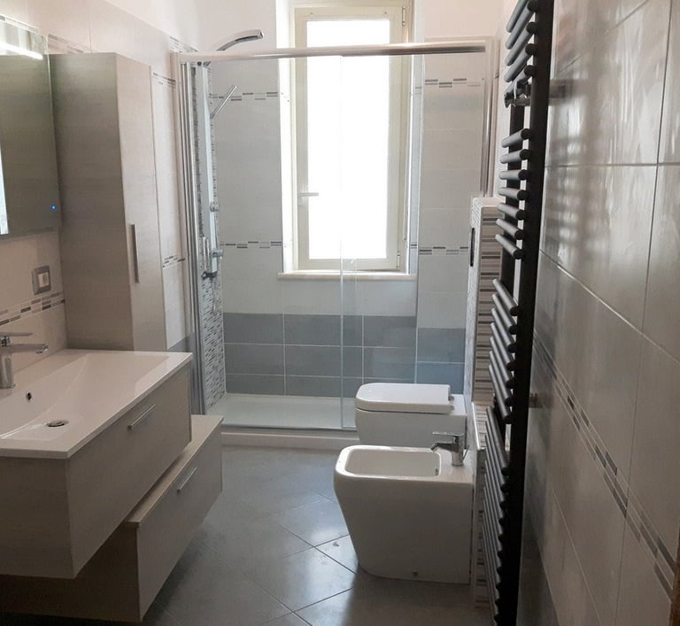 Bagno rinnovato con doccia al posto della vasca